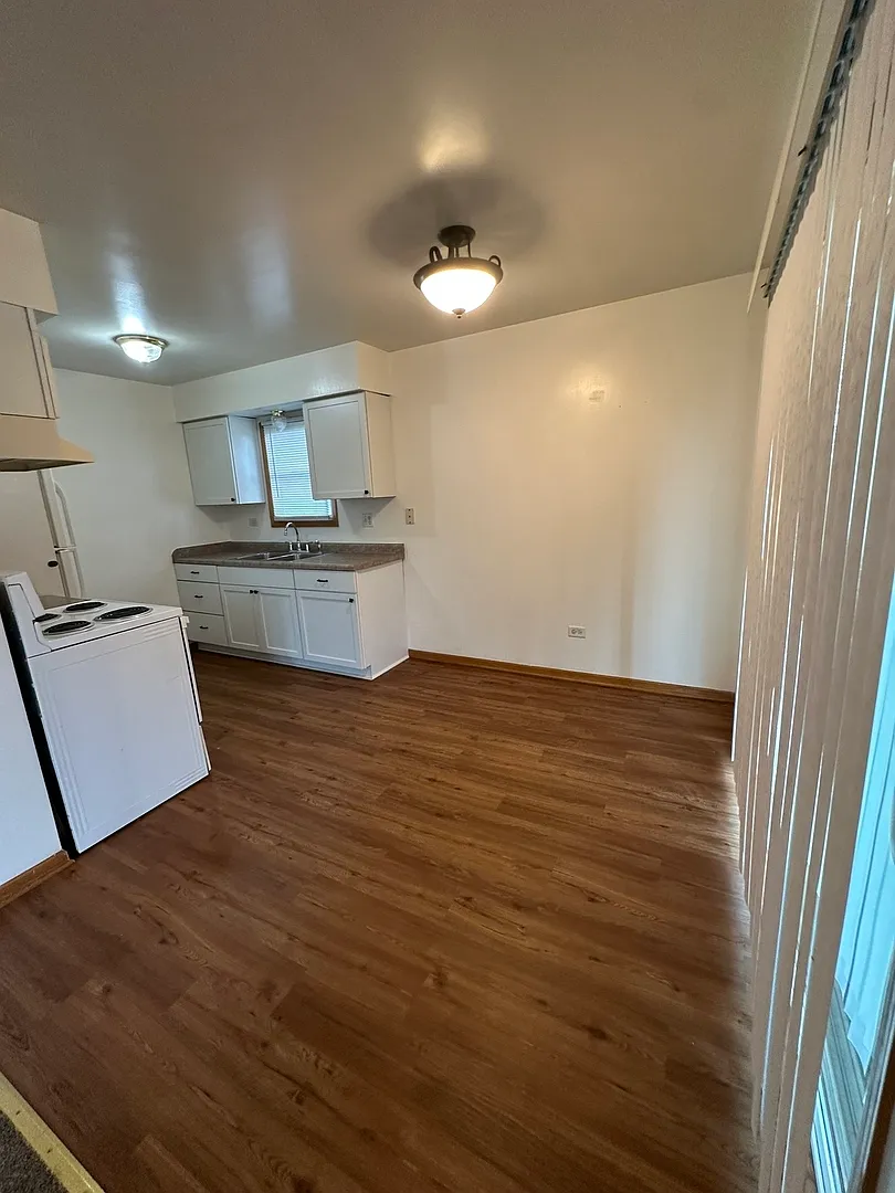 2 bed, 780 sqft, $1,300 — Photo 2
