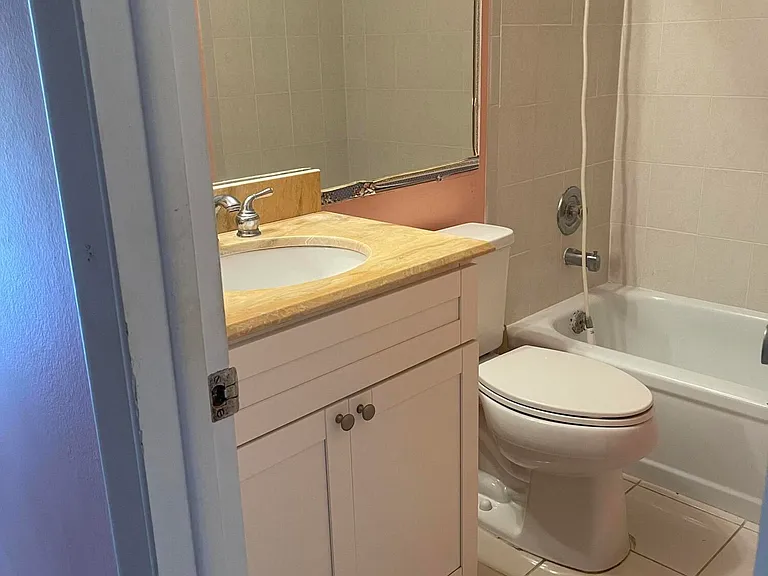 210 Windsor Dr #J — Photo 3