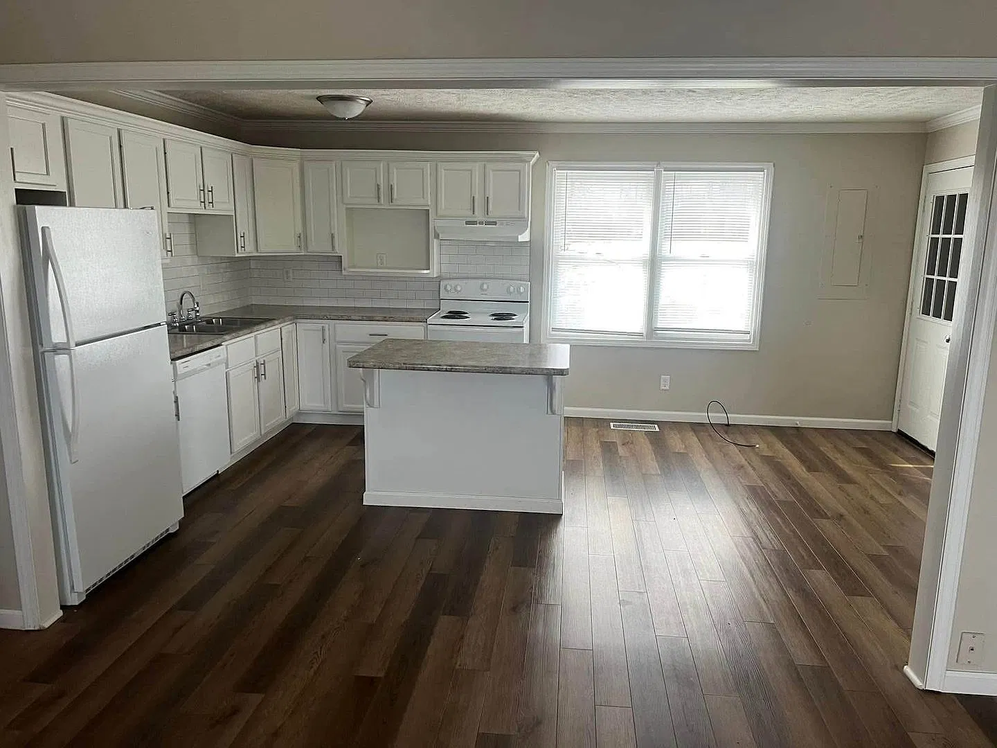 3 Bed 1.5 Bath! — Photo 2