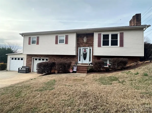2704 Twin Meadow Dr, Hudson, NC 28638