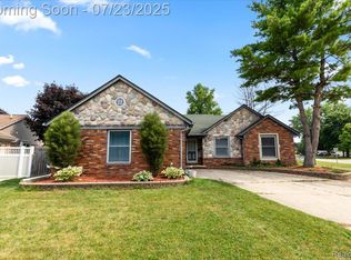 15991 Princeton Ct, Fraser, MI