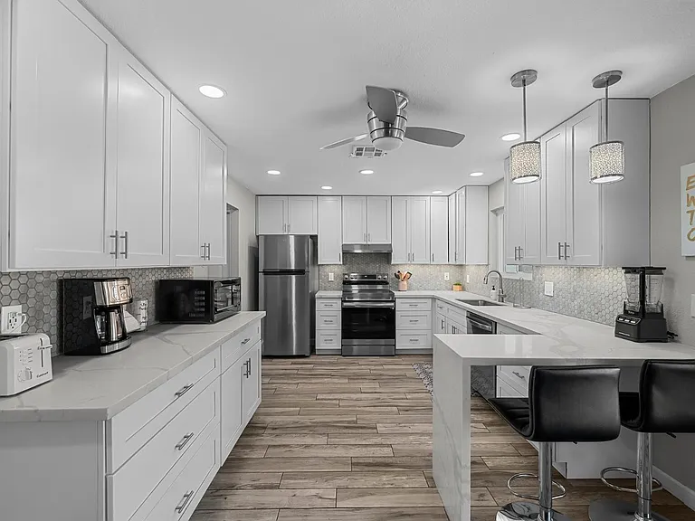 208 E Oxford Dr — Photo 5