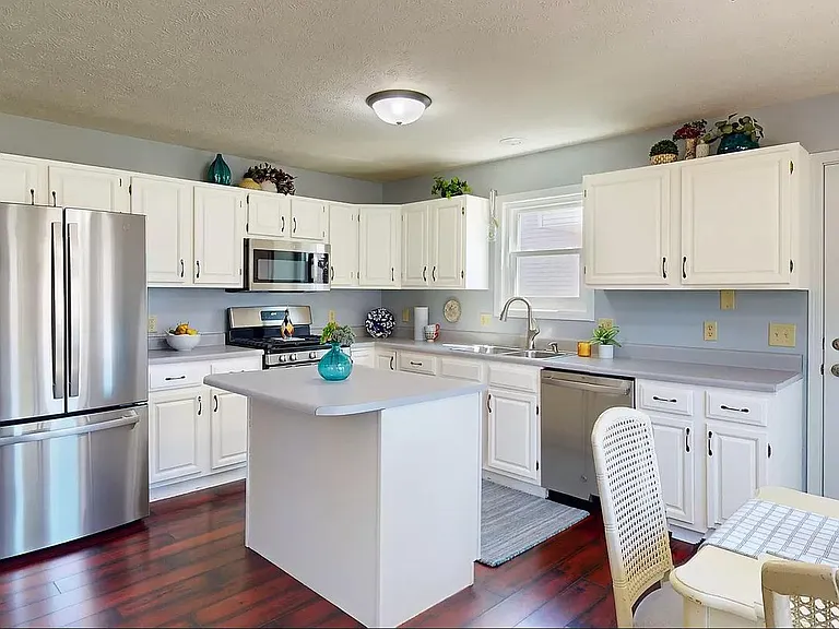 2610 Carrington Ln — Photo 3