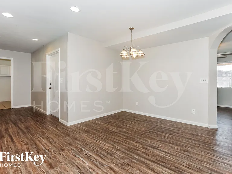 1010 W 4th Pl — Photo 4