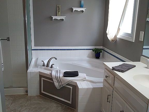 Mstr bthrm jacuzzi tub, shwr