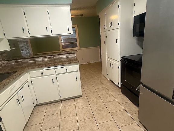 2nd image of 8021 E Clay St