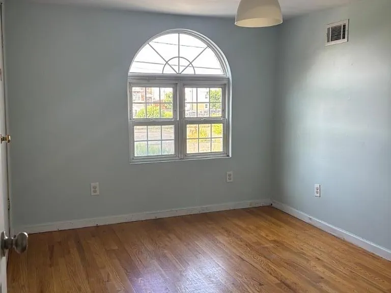 208 Astor St — Photo 6