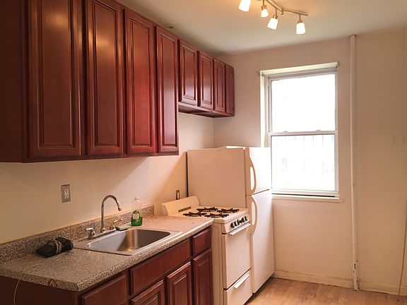 2nd image of 422 Rogers Ave