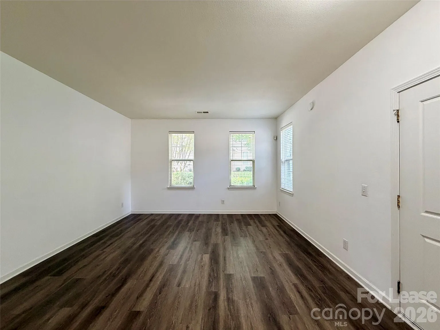 3 bed, 2.5 bath, 1947 sqft, $2,150 — Photo 3