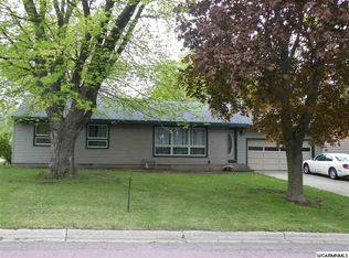 868 Verona Ave, Windom, MN 56101