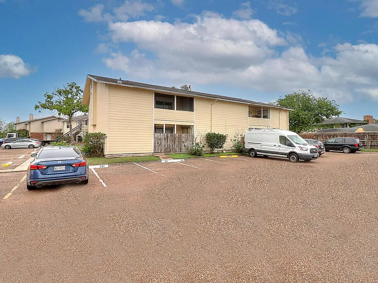 1011 Ennis Joslin 234 — Photo 4