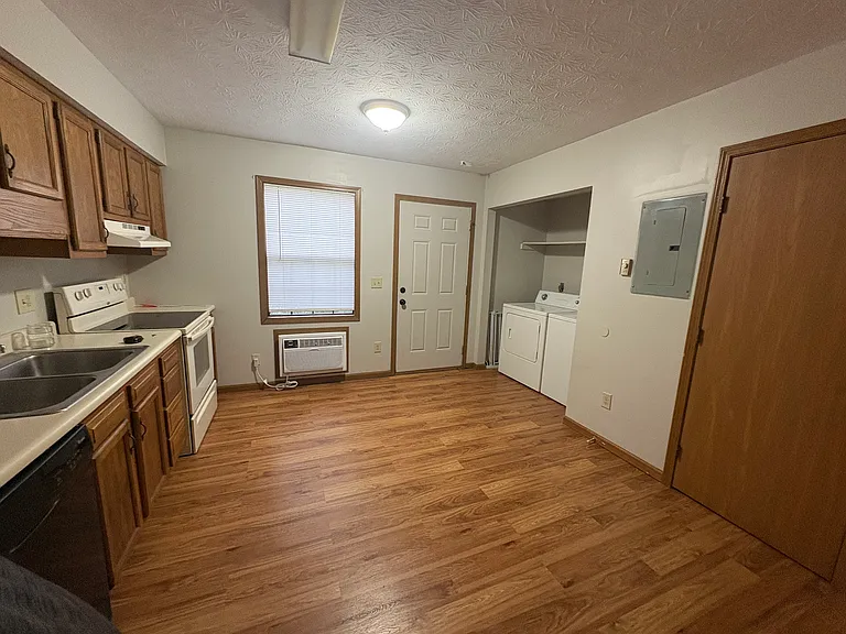 1530 Hawk Cir #A — Photo 2