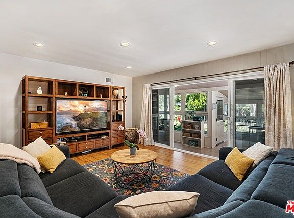 4th image of 22817 Burbank Blvd