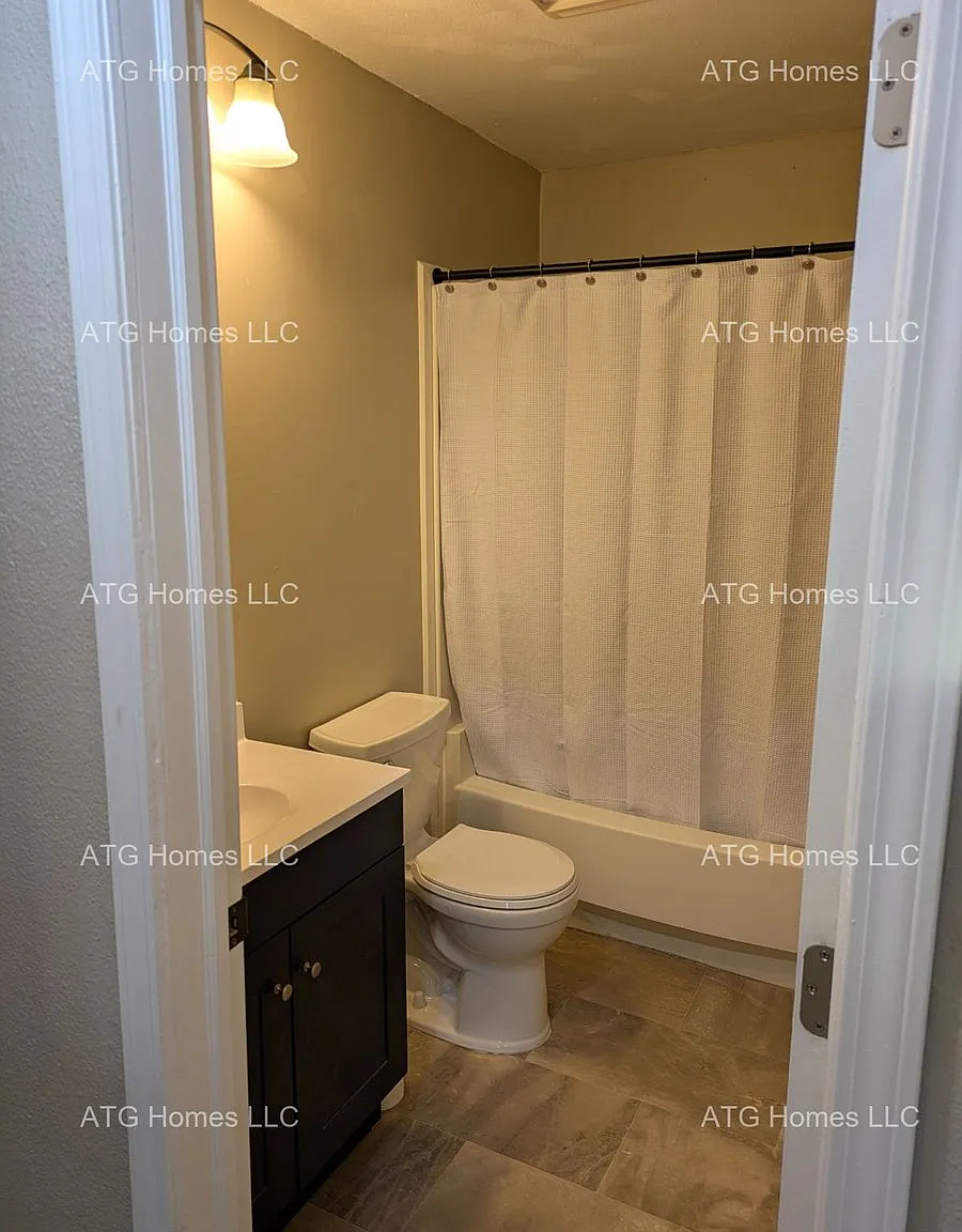 1006 N Carver — Photo 1