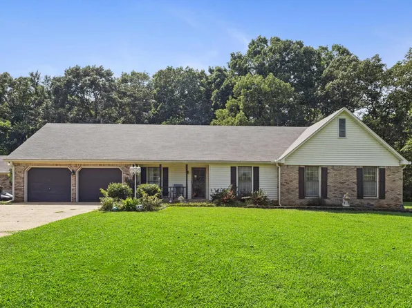 305 Eastlake Dr, Muscle Shoals, AL 35661