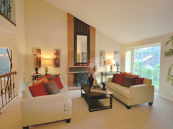 3rd image of 80 Bennington Dr