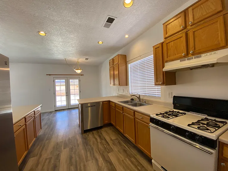 1412 Stone Canyon Rd NE — Photo 16