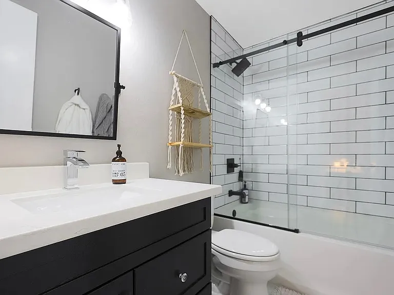 2936 E Clarendon Ave — Photo 23