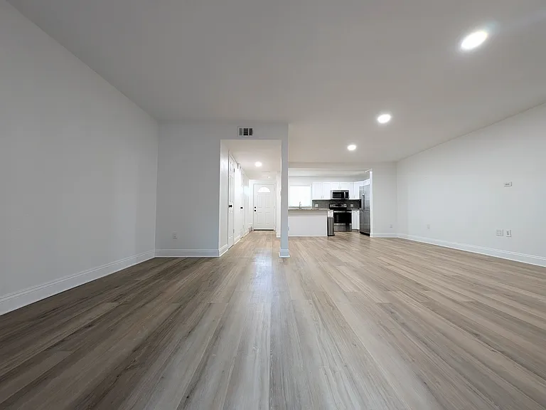 705 N Himes Ave — Photo 9