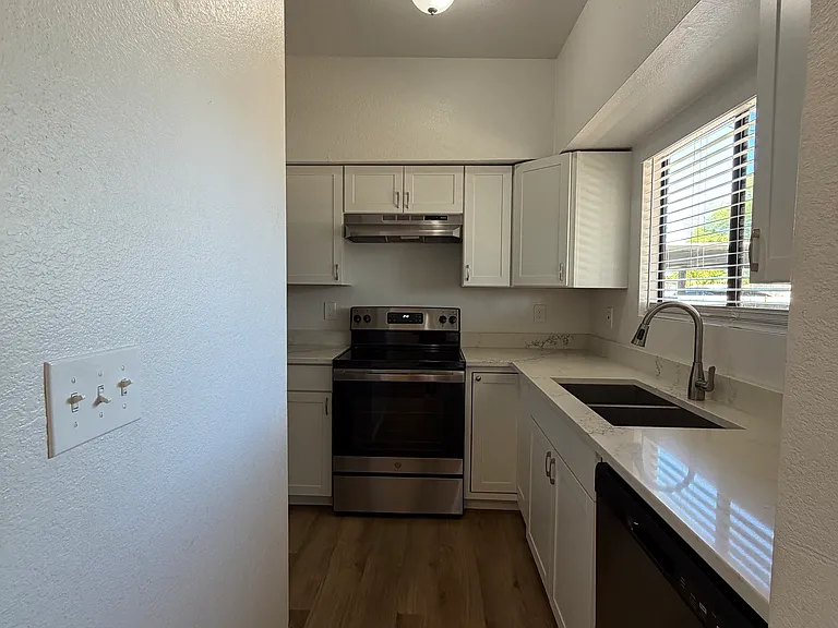 115 E King Rd — Photo 7