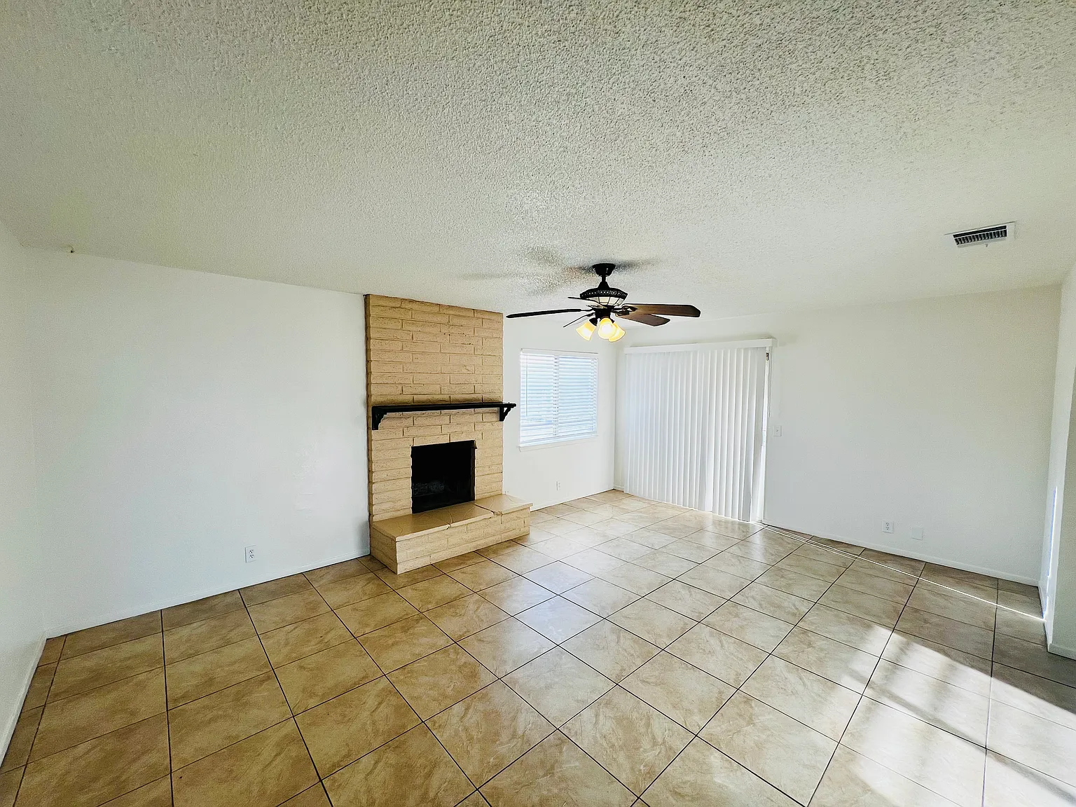 3 bed, 1318 sqft, $1,900 — Photo 2