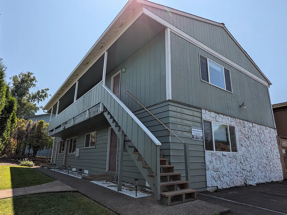 2910 SE Gladstone St #3