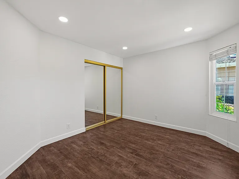 1286 Crestpoint Dr — Photo 2