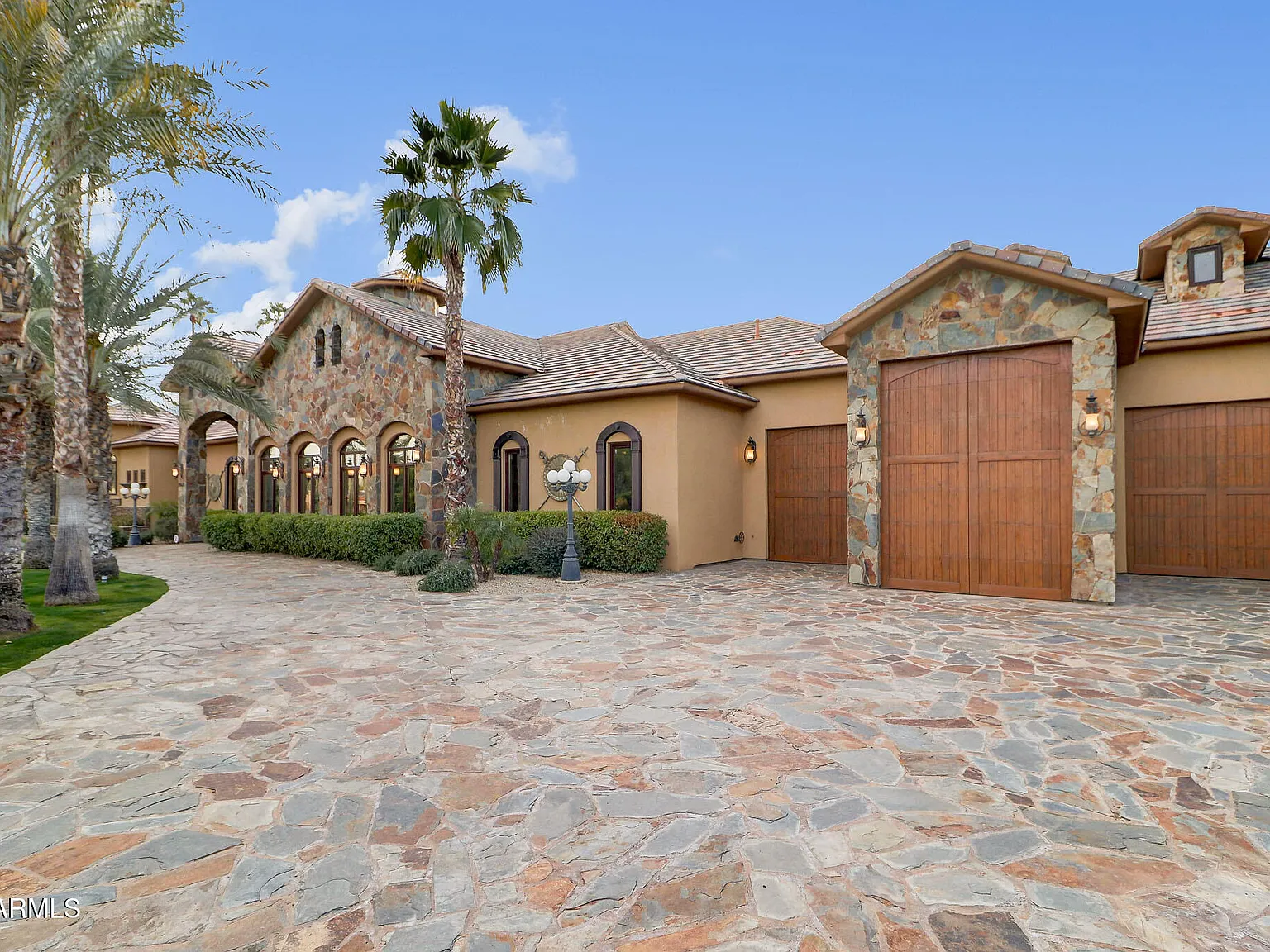 5 bed, 8.0 bath, 8000 sqft, $17,000 — Photo 3
