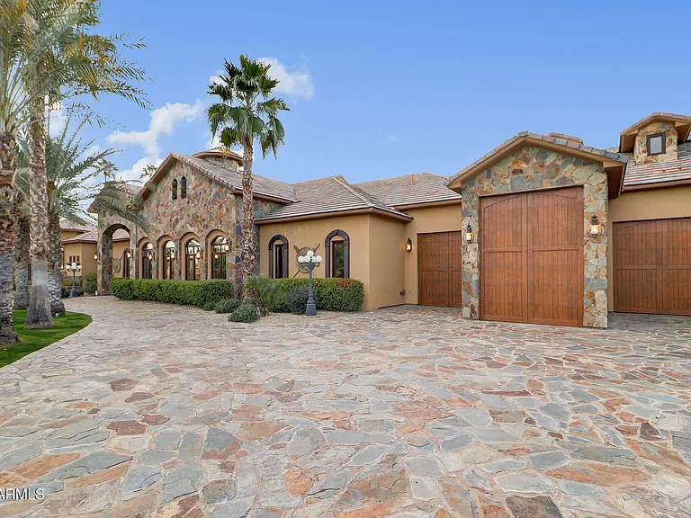10620 N Miller Rd — Photo 3