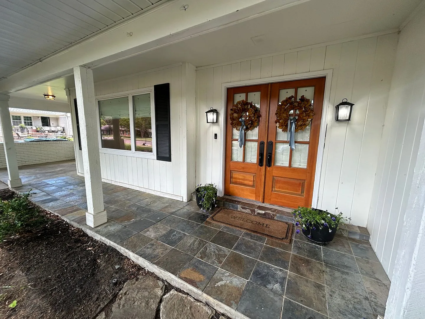 Great Location! Completely Renovated! Huge Backyard! Pets welcome, fees apply. — Photo 3