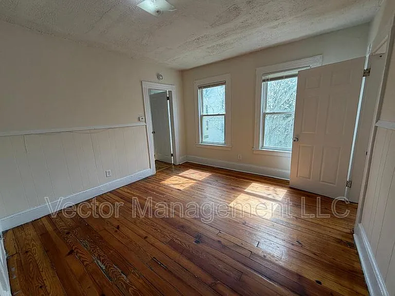 116 Rennell St — Photo 4