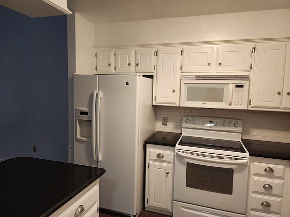 3rd image of 1701 Queens Towne