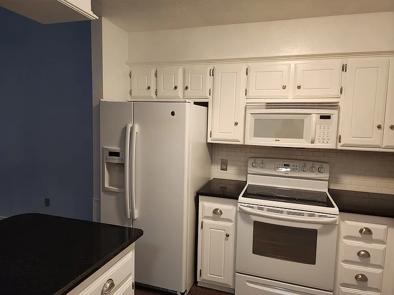 1701 Queens Towne — Photo 3