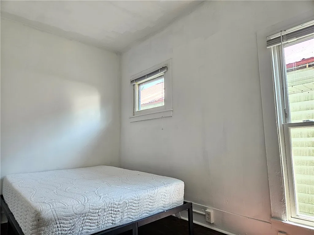 3 bed, 1.0 bath, 1117 sqft, $2,100 — Photo 3