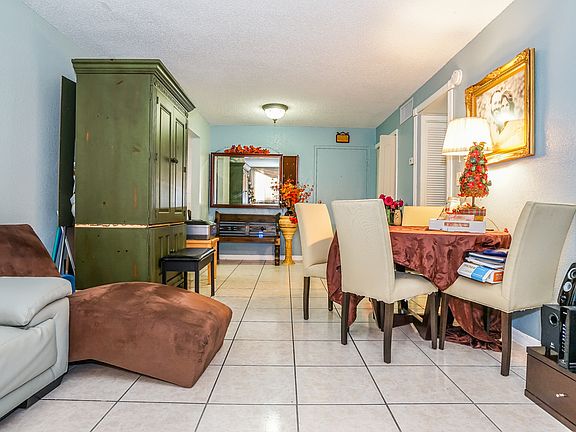 4th image of 666 W 81st St APT 212