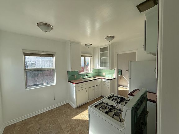 4th image of 570 W 22nd St #570