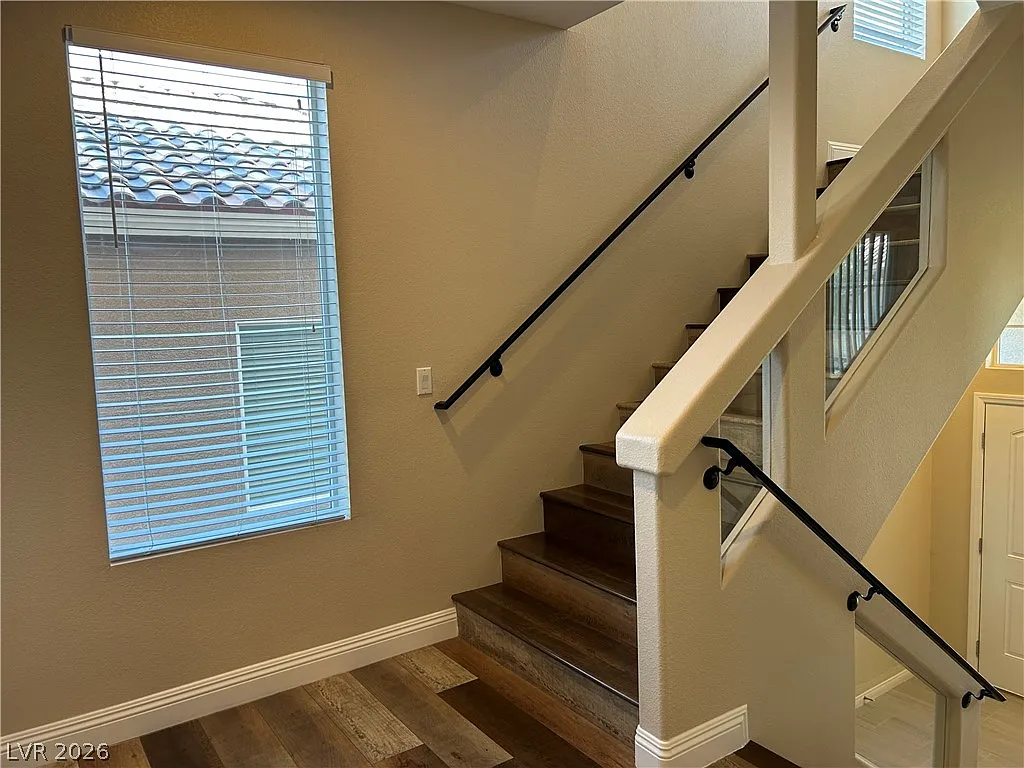 5 bed, 4.0 bath, 2960 sqft, $2,800 — Photo 2