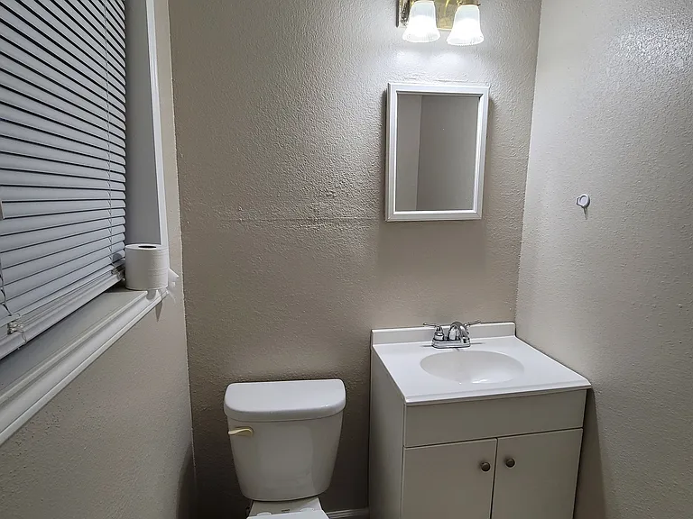 805 Lamar St — Photo 8