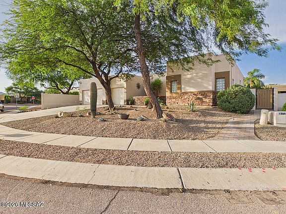 3rd image of 734 W Sand Rake Dr
