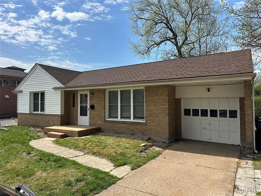 2 bed, 1.0 bath, 982 sqft, $1,050 — Photo 2