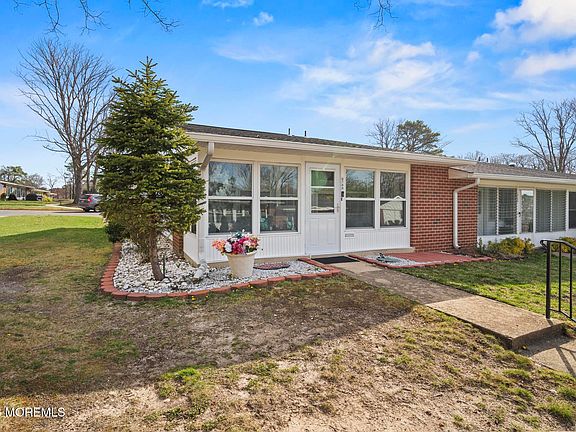 4th image of 874A Balmoral Court