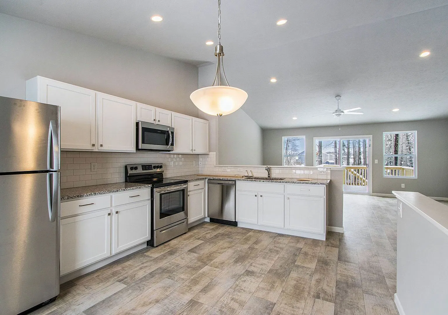 1 Month FREE Rent! Applied to Your First Full Month. Terms & Conditions Apply. — Photo 4