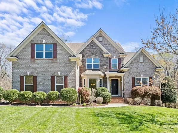 2063 Weddington Lake Dr, Matthews, NC 28104