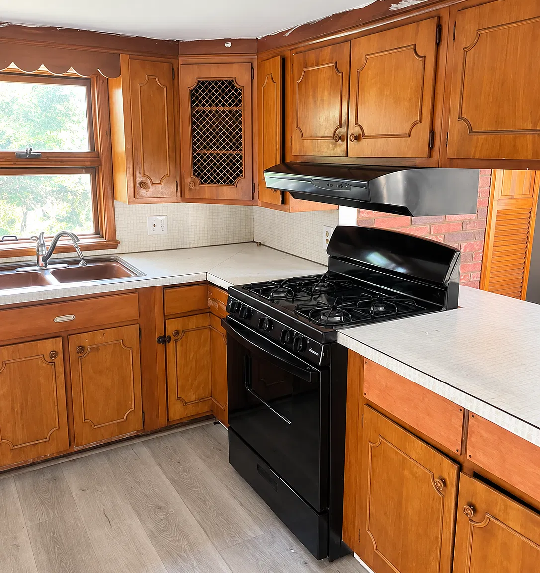 5 bed, 1.5 bath, 1800 sqft, $2,290 — Photo 2