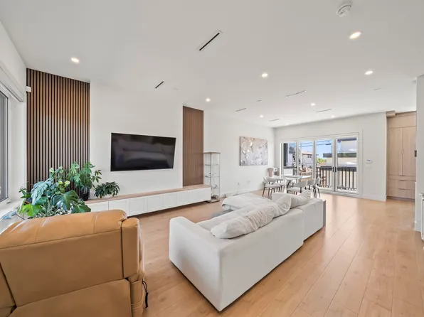 742 E 58th Ave, Vancouver, BC V5X 1W3