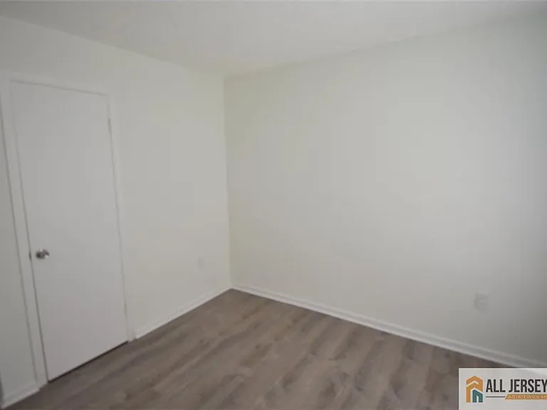 49 Farnham Sq — Photo 10