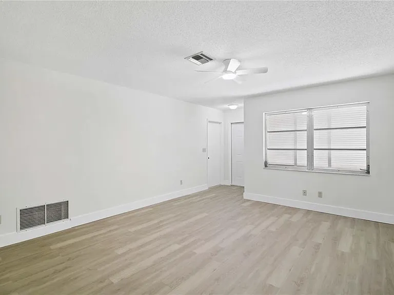1028 Lillian St — Photo 7
