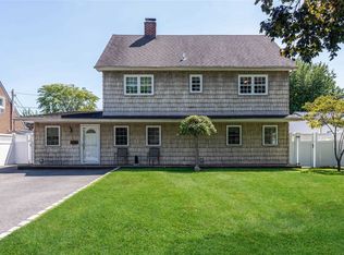 229 Friends Ln, Westbury, NY 11590