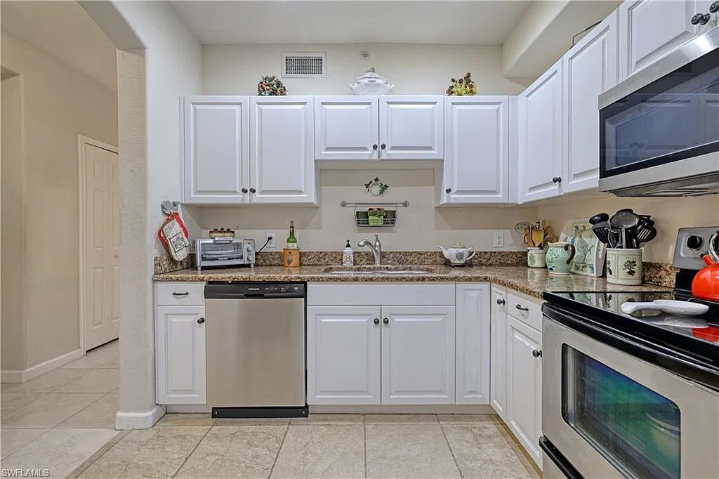 3 bed, 3.0 bath, 1326 sqft, $2,000 — Photo 2