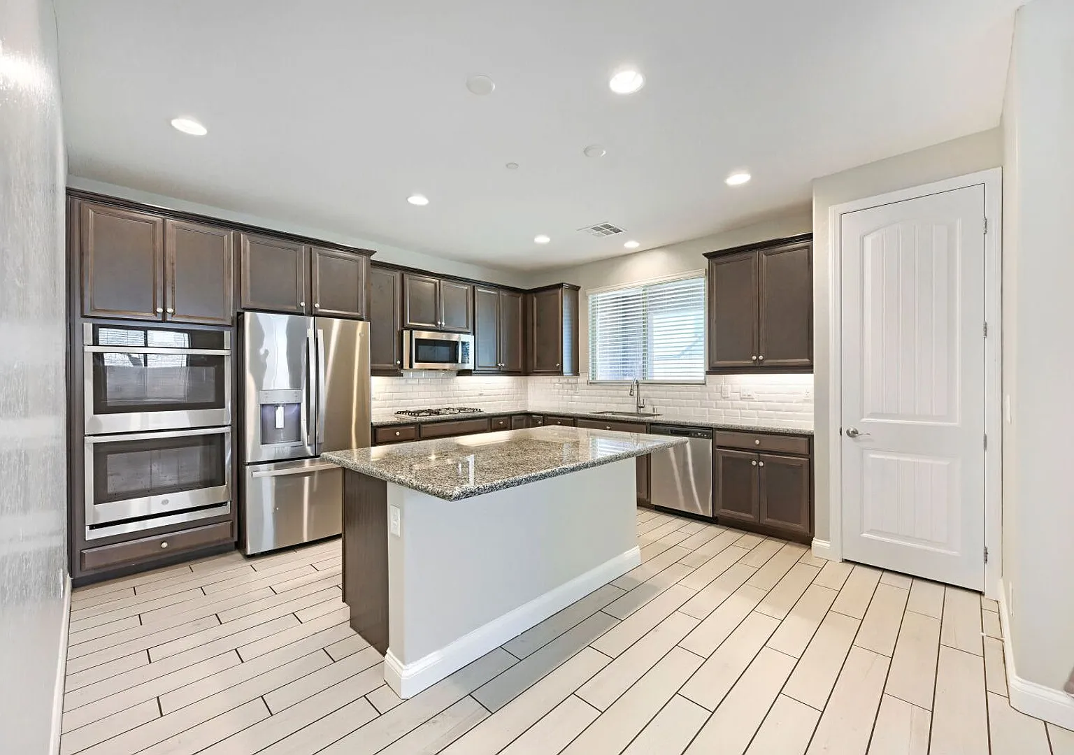 Luxury Cadence Living! Spacious 5-Bedroom Home with Loft & Resort-Style Amenities in Henderson! — Photo 2